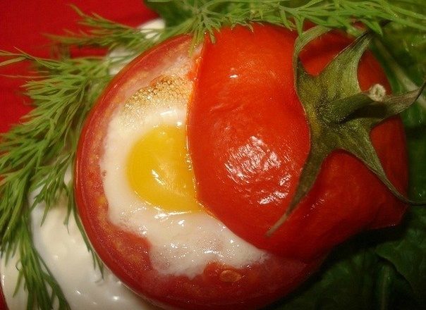 Яичница в помидорах с зеленью на завтрак