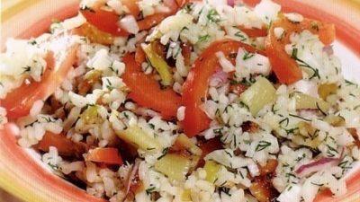 Рисовый салат с овощами и укропом
