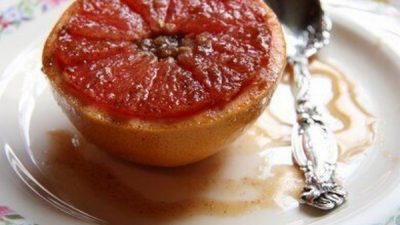 Запеченный грейпфрут с тростниковым сахаром и корицей