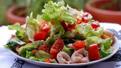 Салат из креветок с фасолью и брынзой
