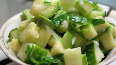 Салат из кабачков с яблоками и огурцами