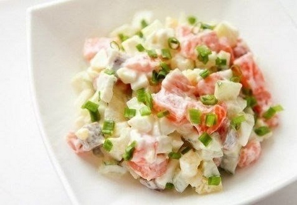 Салат из семги и огурцов с йогуртовой заправкой, рецепт с фото