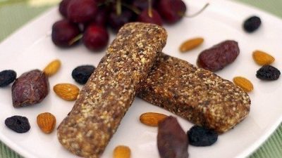 Миндальный батончик с финиками и вишней