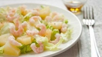 Салат из креветок с ананасом в сметанном соусе