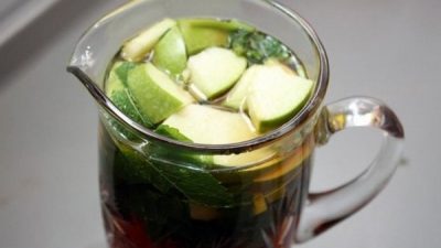 Зеленый чай с медом и свежими яблоками