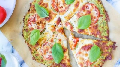 Пицца из кабачков с помидорами и моцареллой