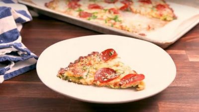 Пицца из кабачков с пепперони и сыром