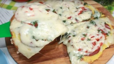 Пицца из кабачков с колбасой и помидорами на сковороде