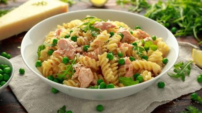 Паста с лососем, чесноком и сыром