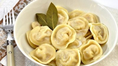 Пельмени с горчично-уксусным соусом
