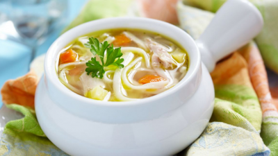 Куриный суп с лапшой, картошкой и зеленью