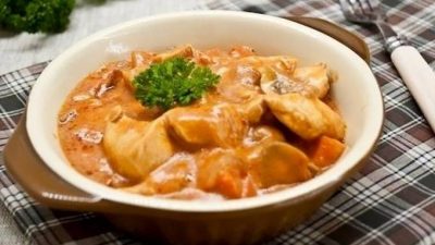 Гуляш из курицы с томатной подливой