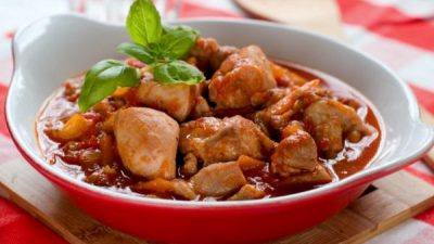 Гуляш из курицы с болгарским перцем в мультиварке