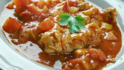 Гуляш из курицы с картофелем и капустой