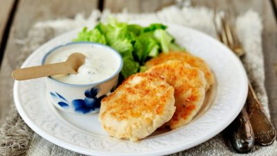 Рубленые котлеты из индейки с чесноком и сметаной