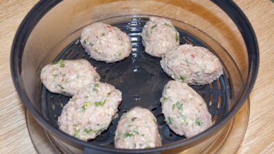 Котлеты из индейки с травами в мультиварке