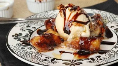 Жареные бананы и клубника с мороженым