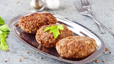 Котлеты из мясного фарша с гречкой на сковороде