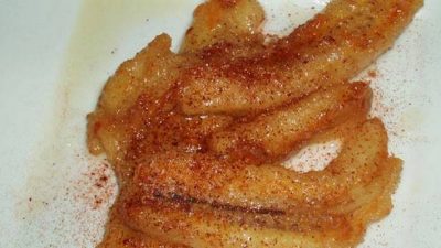 Жареные бананы в карамели с корицей на сковороде