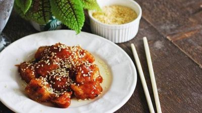 Жареные бананы с кунжутом в карамели