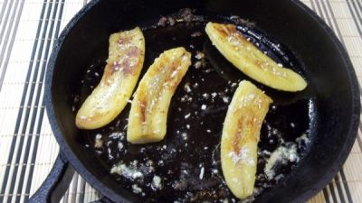 Жареные бананы с лимонным соком на сковороде