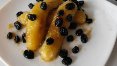 Жареные бананы с изюмом в карамели
