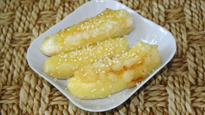 Жареные бананы со специями и кунжутом