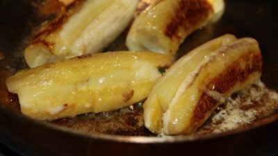 Бананы с сахаром на сливочном масле