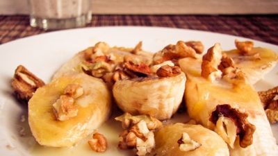 Медовые бананы с орехами и йогуртом