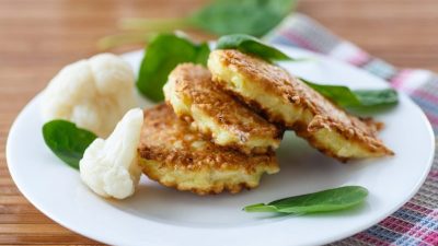 Оладьи из цветной капусты с чесноком и сыром