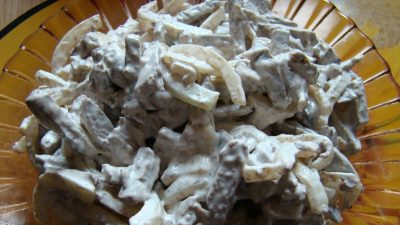 Салат из свиной печени и лука с оливковым майонезом