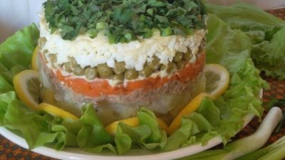 Слоеный салат из печени с маринованными огурцами и горошком