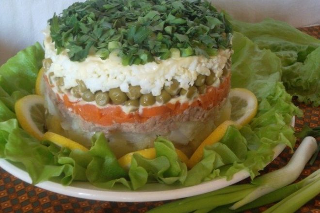 Слоеный салат из печени с маринованными огурцами и горошком, рецепт с фото
