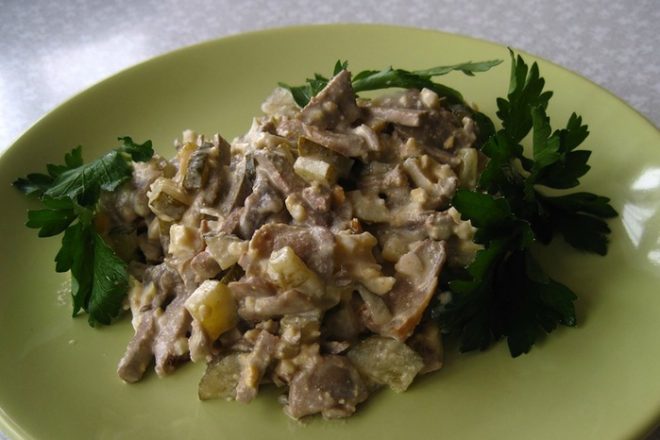 Салат из свиной печени с маринованными грибами, рецепт с фото