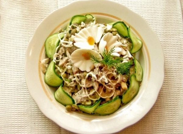 Салат из печени с грибами, огурцами и сыром, рецепт с фото