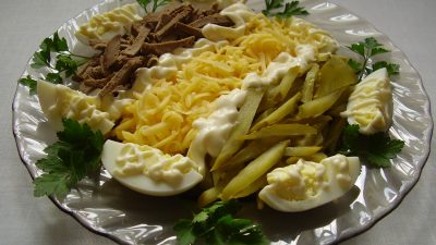 Салат из печени с сыром и огурцом