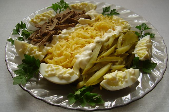 Салат из печени с сыром и огурцом, рецепт с фото