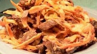 Салат из печени с омлетом и орехами