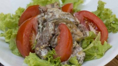 Салат из печени с помидорами и чесноком