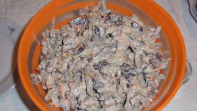 Салат из печени и фасоли с майонезом