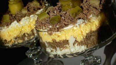 Слоеный салат из свиной печени с картофелем