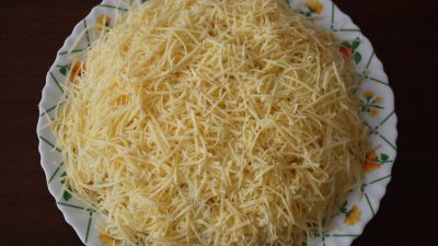 Слоеный салат из печени с рисом и сыром