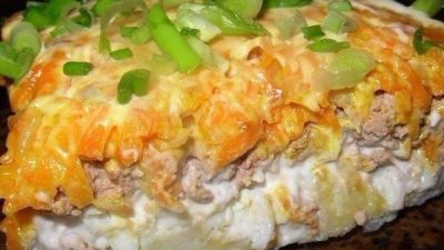 Слоеный салат из свиной печени с картофелем