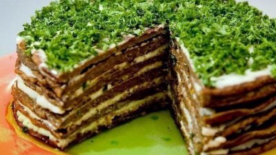 Печеночный торт с зеленью и чесноком