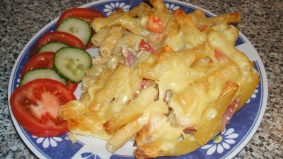 Макаронная запеканка с яйцами, сыром и чесноком в духовке