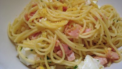 Макароны с колбасой и яйцом на сковороде