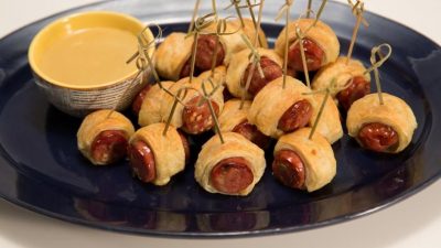 Канапе с полукопченой колбасой в медовом соусе