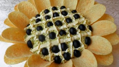 Салат Подсолнух с курицей и маринованными шампиньонами