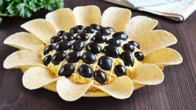 Салат «Подсолнух» с телятиной, картофелем и огурцами