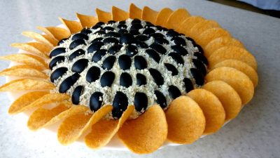 Салат «Подсолнух» с языком и семечками